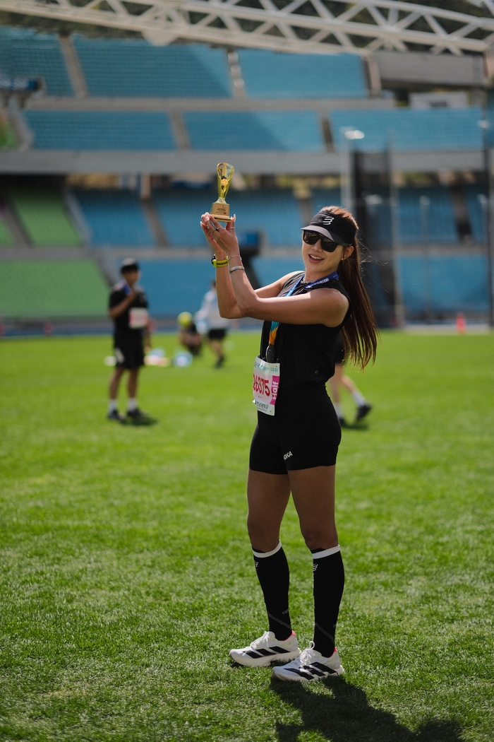 지난 12일 대구스타디움 일대에서 열린 제19회 영남일보 국제하프마라톤대회에서 여자 7위로 입상한 강은경씨가 트로피를 들고 포즈를 취하고 있다. <강은경씨 제공>