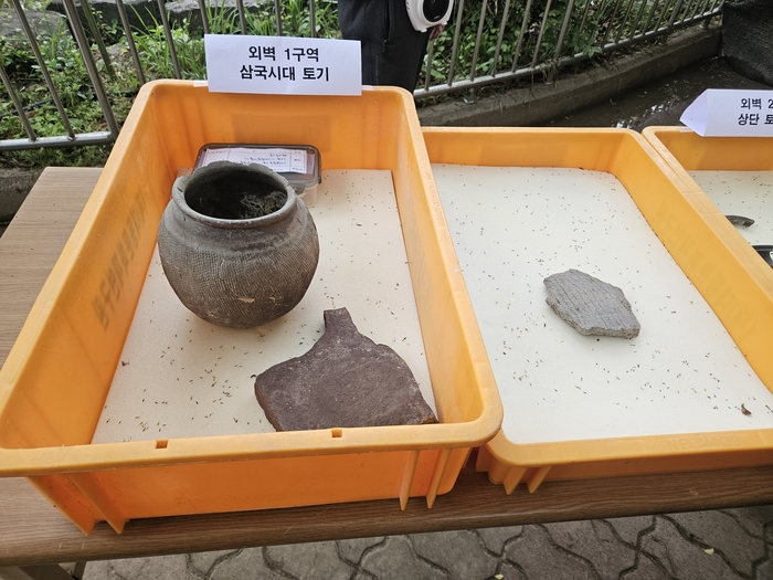 20일 오후 1시30분 진행된 대구 달성 정밀발굴조사 현장설명회에서 발굴된 유물이 공개되고 있다. 권혁준기자 hyeokjun@yeongnam.com