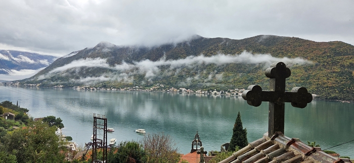 해안도로에서 바라본 페라스토와 코토르 만. 페라스토는 작은 마을이지만 600년 넘는 역사를 갖고 있다.