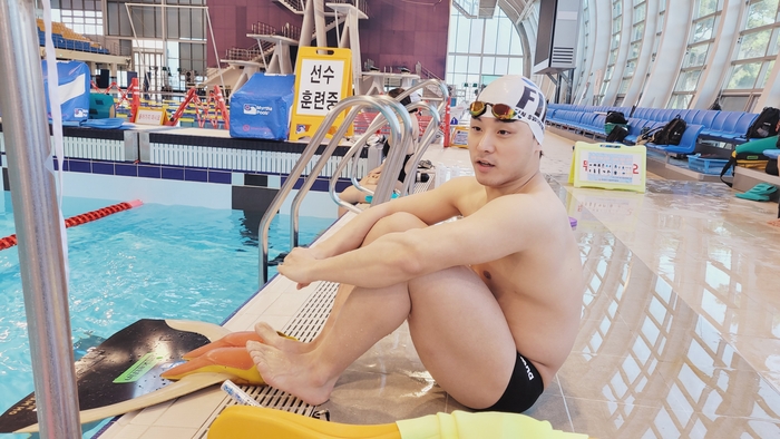 입수하기 진 취재진과 대화를 나누는 권남호 선수.