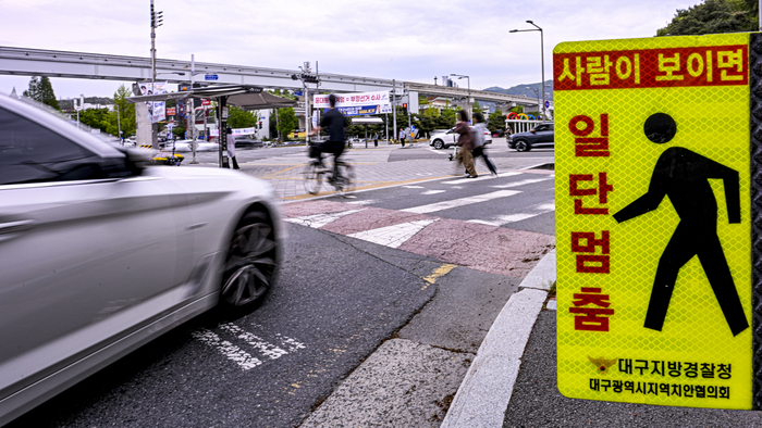 20일 대구 무학로 한 교차로에서 차량이 보행자와 자전거 이용자가 횡단보도를 건너고 있음에도 멈추지 않고 지나가고 있다. 경찰은 20일부터 6월 19일까지 적색 신호에 일시정지 없이 우회전하거나, 우회전 뒤 만나는 횡단보도에서 보행자나 자전거 이용자가 건너고 있거나 건너려 할 때 멈추지 않는 행위를 집중단속한다.
이현덕기자 lhd@yeonganam.com