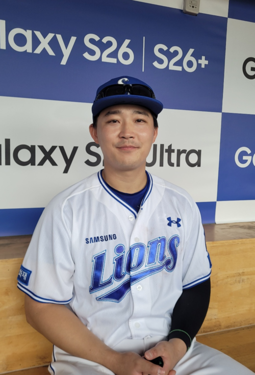 지난 18일 대구삼성라이온즈파크에서 열린 삼성과 LG의 경기 종료 직후 삼성 내야수 전병우가 영남일보를 비롯한 취재진과 인터뷰 중이다.<임훈기자 hoony@yeongnam.com>