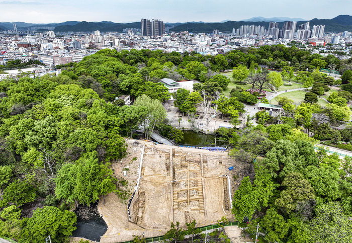 20일 대구 달성토성 남측 진입로 신설부지 일대에서 정밀발굴조사 현장공개 설명회가 열린 가운데 발굴된 성벽 유적이 모습을 드러내고 있다. 대구광역시가 발주하고 대동문화유산연구원이 수행한 이번 조사는 도로 개설에 앞서 유적의 구조와 보존 상태를 확인하고 조사 성과를 공개하기 위해 마련됐다.
이현덕기자 lhd@yeongnam.com