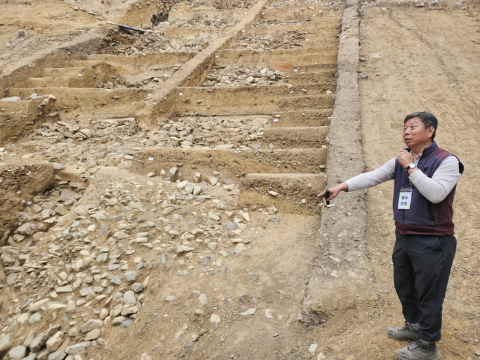 20일 오후 1시30분 진행된 대구 달성 정밀발굴조사 현장설명회에서 최재현 <재>대동문화유산연구원 자료관리부장이 달성의 외벽부 특징을 설명하고 있다. 권혁준기자 hyeokjun@yeongnam.com