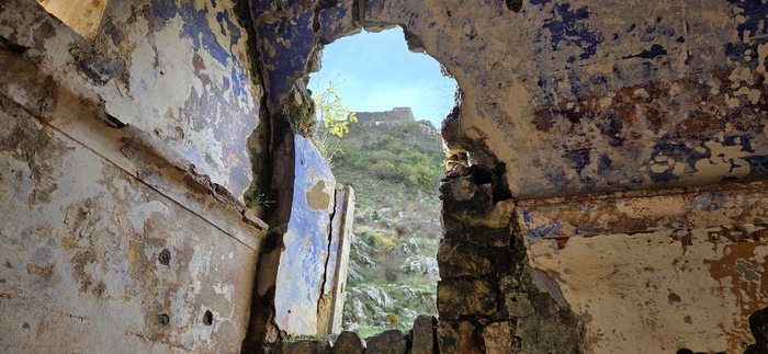 성 유라이 교회 창문에서 바라본 성벽 요새. 교회 내부의 프로스코화 흔적이 그대로 남아 있다.