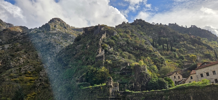 코토르 도시 성벽에서 이어지는 로브첸 산의 성벽 요새. 거대한 석회암의 이 산은 몬테네그로의 역사적·문화적·지리적 정체성을 상징한다.