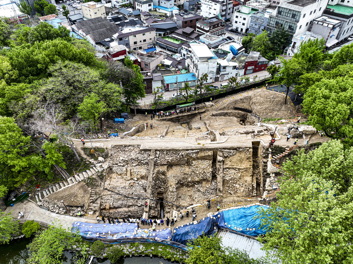 20일 대구 달성토성 남측 진입로 신설부지 일대에서 열린 정밀발굴조사 현장공개 설명회에서 취재진과 시민들이 발굴된 성벽 유적을 둘러보고 있다. 대구광역시가 발주하고 대동문화유산연구원이 수행한 이번 조사는 도로 개설에 앞서 유적의 구조와 보존 상태를 확인하고 조사 성과를 공유하기 위해 마련됐다.
이현덕기자 lhd@yeongnam.com 