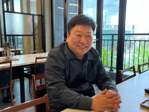 포항스틸러스 선수들이 자주 다녀간 그의 식당이지만, 벽면을 가득 채울 법한 사인 유니폼이나 기념사진 한 장 보이지 않는다. 인터뷰에 응하고 있는 신동일 사장이 수줍은 미소를 보이고 있다.<김기태기자>