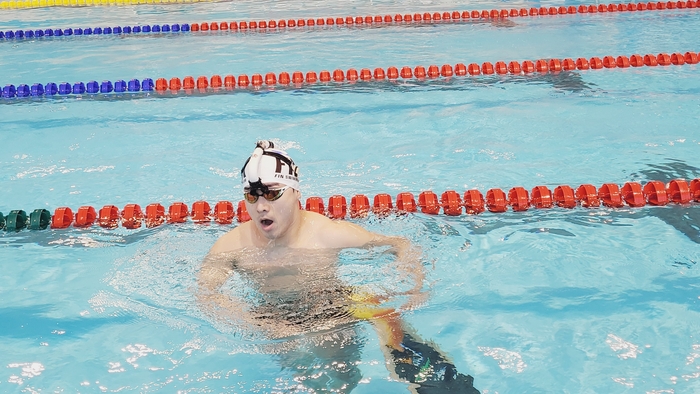 수영장에서 핀수영 훈련 후 숨을 고르고 있는 권남호 선수.