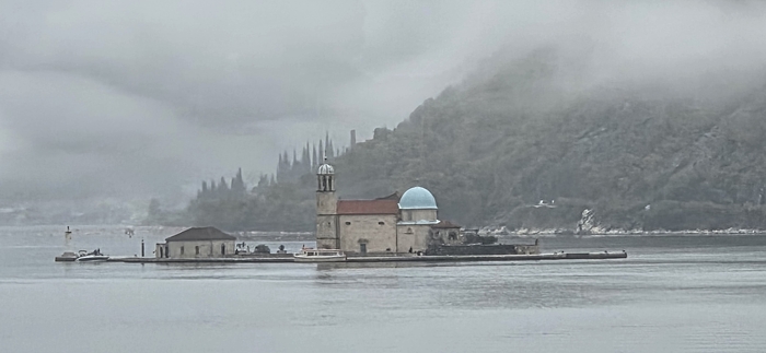 코토르 만의 인공 섬 위에 있는 페라스트의 바위의 성모 교회. 1630년경 재건된 바로크 양식이다.