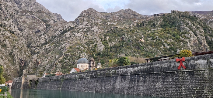 코토르 도시 성벽과 로브첸 산. 코토르를 터전으로 살아가는 사람들에게 걸림돌이자 보호막이었다.