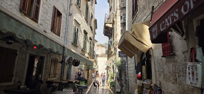 코토르 구시가 골목길. 1979년 대지진으로 구시가의 절반 이상이 파괴됐지만 지금은 복구가 됐다.