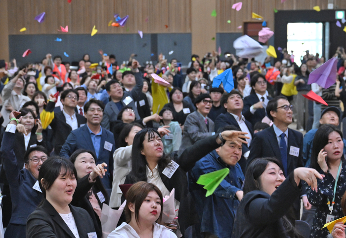 제46회 장애인의 날 행사 준비위원회가 주최한 장애인의 날 기념식이 20일 오후 대구 북구 엑스코에서 열렸다. 기념식 참석자들이 장애인의 염원을 담은 종이비행기 날리기 퍼포먼스를 하고 있다. 
이지용기자 sajahu@yeongnam.com