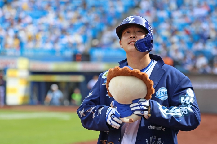 지난 18일 대구삼성라이온즈파크에서 열린 삼성과 LG 경기에서 홈런을 기록한 전병우가 홈런 자켓을 입고 관중석을 응시하고 있다.<삼성 라이온즈 제공>