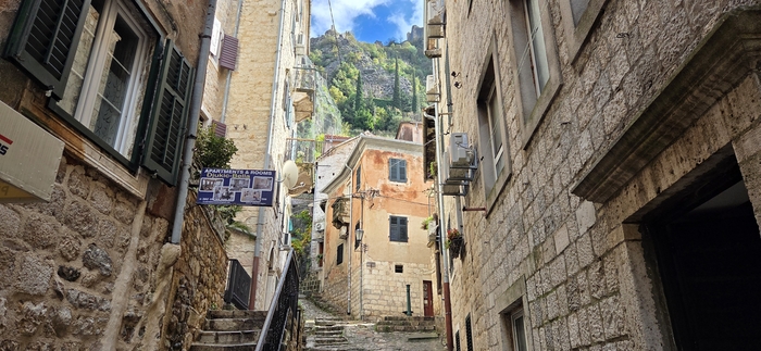 코토르 구시가 골목길과 로브첸 산. 일반적으로 구시가지 동쪽 입구에서 지그재그 계단 길을 따라 성벽 요새를 오른다.