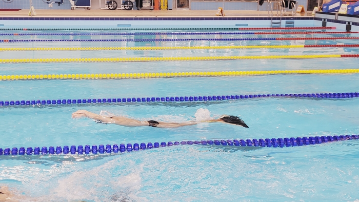 김천실내수영장에서 훈련중인 권남호 선수.<이효설 기자>