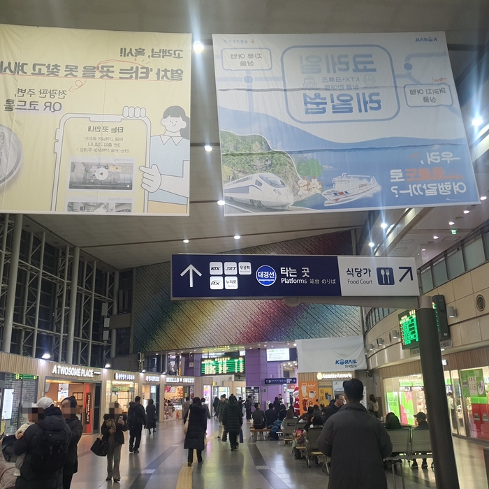 동대구역에서 기차를 기다리고 있는 사람들. 일자리와 살길을 찾아 대구를 떠나 상경한 이들에겐 서울행 열차의 서글픈 추억이 남은 장소다. 노진실 기자