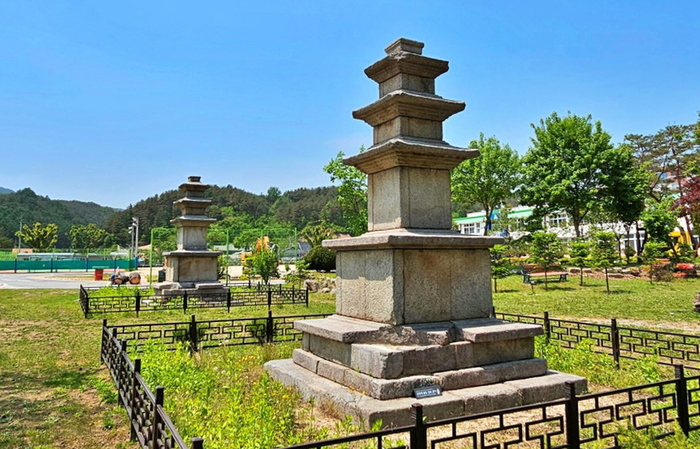 경북 봉화군 춘양중학교 교정에 자리한 보물 제52호 서동리 동·서 삼층석탑. 간결한 비례와 안정된 구조미가 통일신라 석탑 양식의 특징을 잘 보여준다. 황준오기자