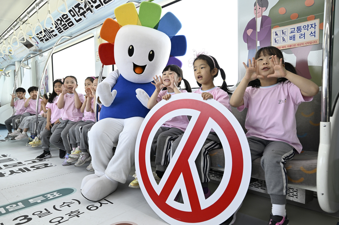 제9회 전국동시지방선거를 앞둔 21일 오전 대구 북구 대원유치원 원생들이 6.3일 지방선거를 알리는 대구도시철도 3호선 선거열차를 시승하고 있다. 시민들에게 지방선거 정보를 홍보하기 위해 대구도시철도 3호선 내·외부가 선거 정보로 꾸며진 선거열차는 제9회 전국동시지방선거일인 6월 3일까지 운행한다.
이윤호기자 yoonhohi@yeongnam.com
