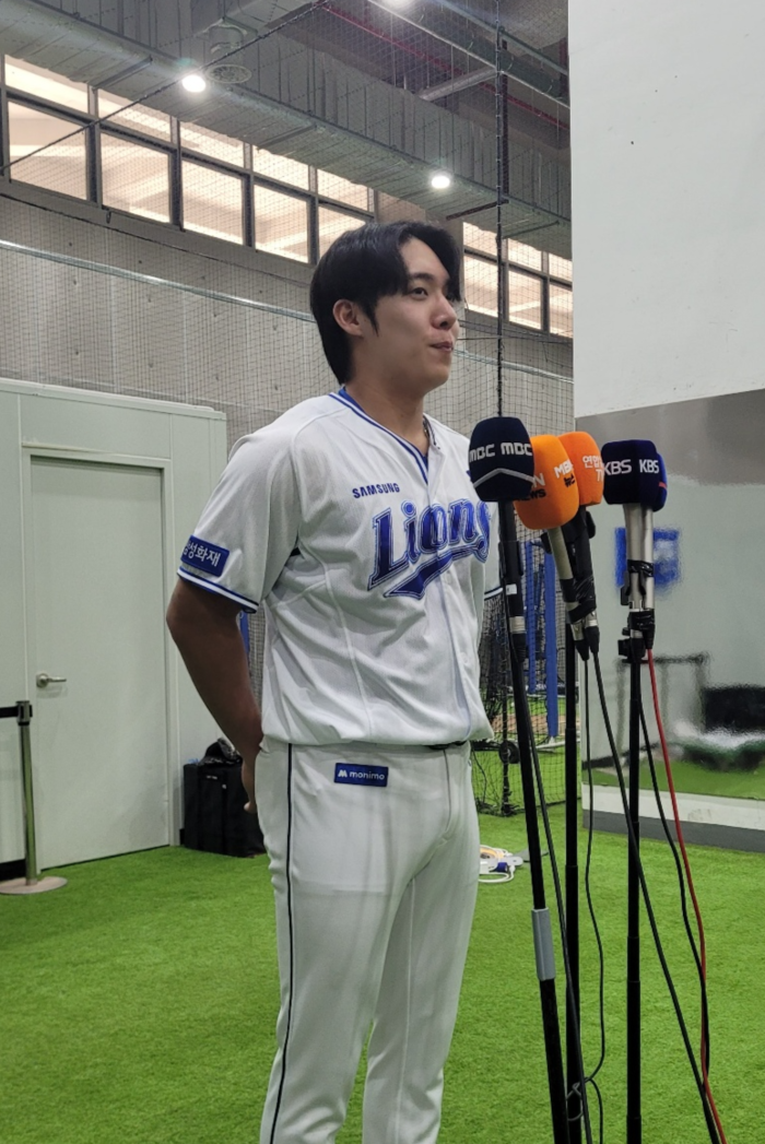 삼성 라이온즈 투수 원태인이 21일 대구삼성라이온즈파크 실내 훈련장에서 최근 LG전에 서 있었던 태도 논란에 대해 사과하고 있다.<임훈기자 hoony@yeongnam.com>