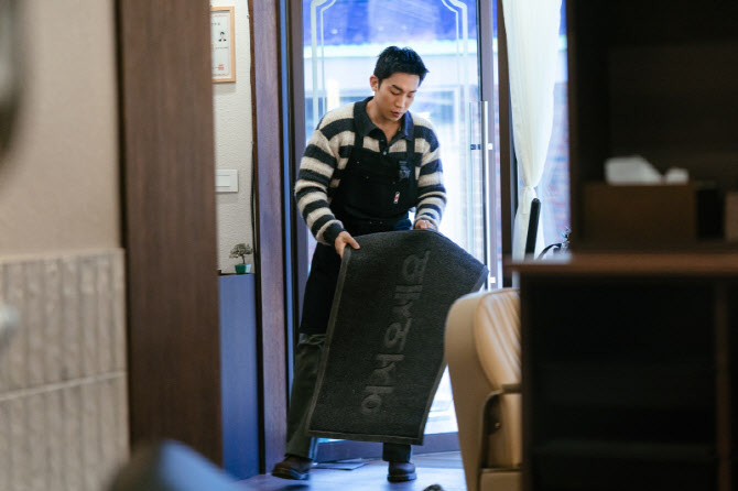 tvN의 예능 보검 매직컬은 배우 박보검, 이상이, 곽동연이 전북 무주의 시골 마을에서 머리와 마음을 함께 다듬어주는 미용실을 운영하는 과정을 담아낸 힐링 프로그램이다. <tvN 제공>