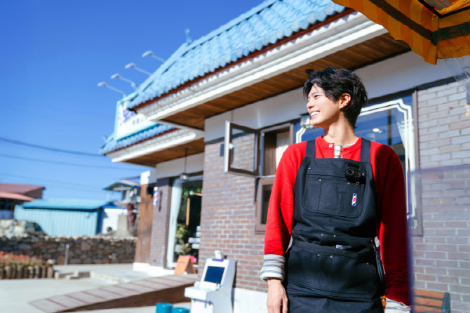 tvN의 예능 보검 매직컬은 박보검 등 미용사로 변신한 배우들이 미용실을 운영하면서 주민들과 이웃이 되는 과정을 따뜻한 시선으로 그린다.