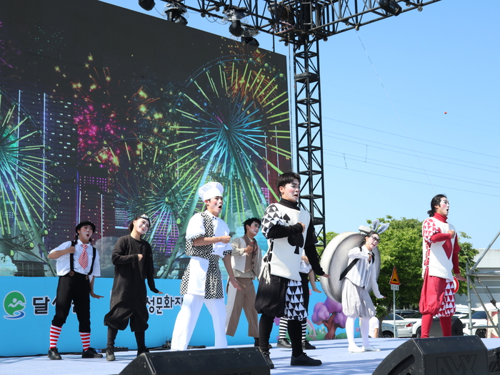 일정이 늘어난 만큼 올해는 각종 볼거리도 더욱 풍성하게 준비했다. 축제 한편에 마련된 대형 무대에선 매일 다른 공연들이 펼쳐진다. 이렇게 매년 규모를 키워가고 있는 이 축제는 어느덧 달성군을 대표하는 축제 가운데 하나로도 자리매김하고 있다. <달성문화재단 제공>