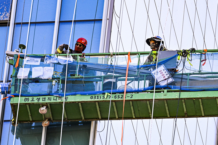 대구 수성구의 한 공사 현장에서 작업자들이 고소 작업대에서 외벽 작업을 진행하고 있다. 영남일보DB