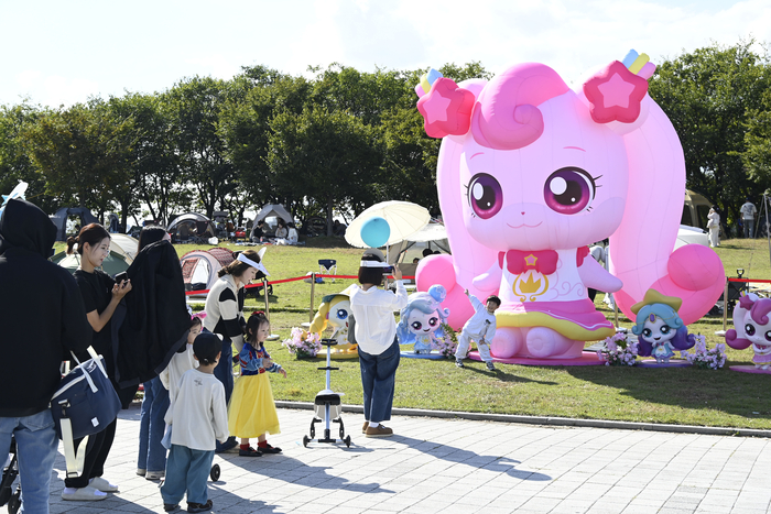 YES! 키즈존은 거대한 테마파크를 그대로 옮겨놓은 축제다. 아이들을 위한 각종 놀이 및 체험시설을 중심으로 대형 무대와 편의시설 등 거대한 규모의 즐길 거리가 실제 테마파크처럼 한자리에서 펼쳐진다. <달성문화재단 제공>