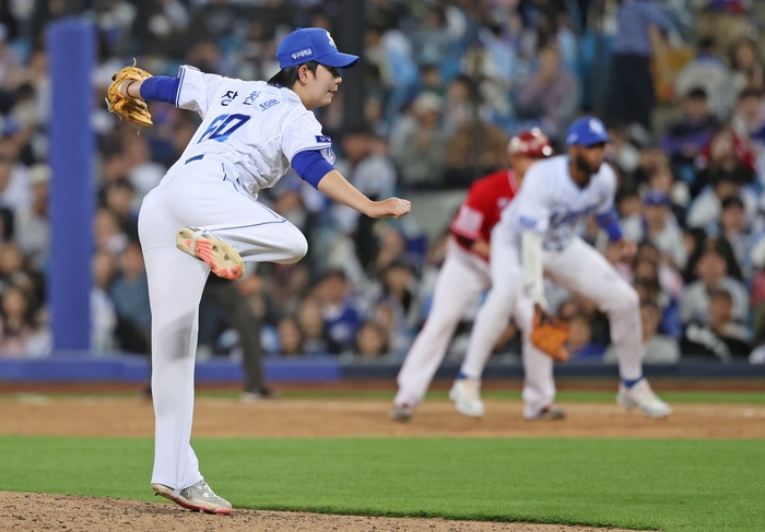 21일 대구삼성라이온즈파크에서 열린 삼성과 SSG 경기에서 마운드에 오른 장찬희가 역투하고 있다.<삼성 라이온즈 제공>