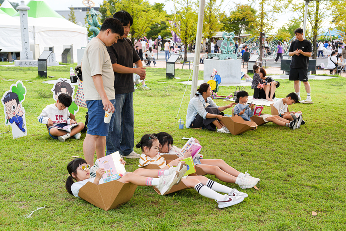 YES! 키즈존이 테마파크를 지향하는 이유는 가족 모두가 함께 만드는 추억을 선사하기 위해서다. 이런 노력들로 인해 이 축제는 아이들을 위한 축제를 넘어, 이제 온 가족이 함께 뛰어놀며 즐기는 축제로도 이어지고 있다. <달성문화재단 제공>