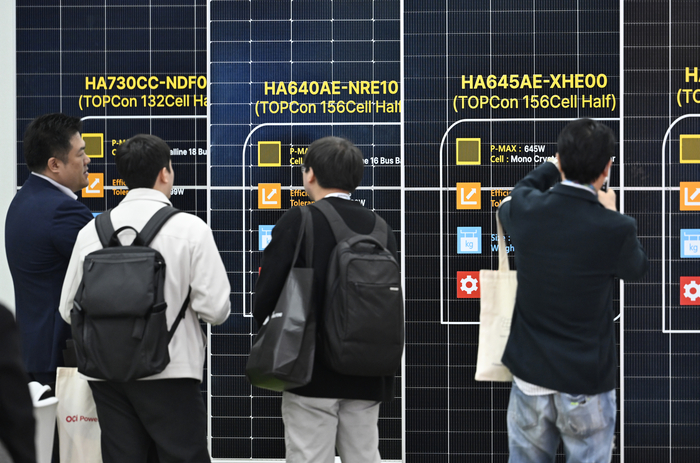 22일 대구 엑스코에서 열린 2026 국제그린에너지엑스포에서 관람객들이 한솔테크닉스 부스에서 태양광 모듈을 살펴보고 있다. 대구시와 경상북도 주최로 열린 이번 행사는 26개국 300개사가 참여해 24일까지 참가한다.
이윤호기자 yoonhohi@yeongnam.com