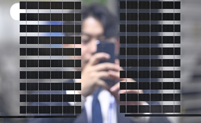 22일 대구 엑스코에서 열린 2026 국제그린에너지엑스포에서 한 관람객이 에스지에너지 부스에서 BIPV(건물일체형태양광) 태양광 모듈을 살펴보고 있다. 대구시와 경상북도 주최로 열린 이번 행사는 26개국 300개사가 참여해 24일까지 참가한다.
이윤호기자 yoonhohi@yeongnam.com