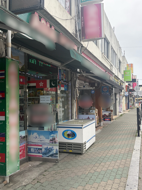 대구 서구 북부시외버스터미널 다문화거리에 줄지어 선  외국인 점포.  중동전쟁으로 이란 주변국인 파키스탄·인도 등 남아시아 식료품 수급에 차질을 빚으면서 한산한 모습을 보이고 있다. 이남영기자 lny0104@yeongnam.com