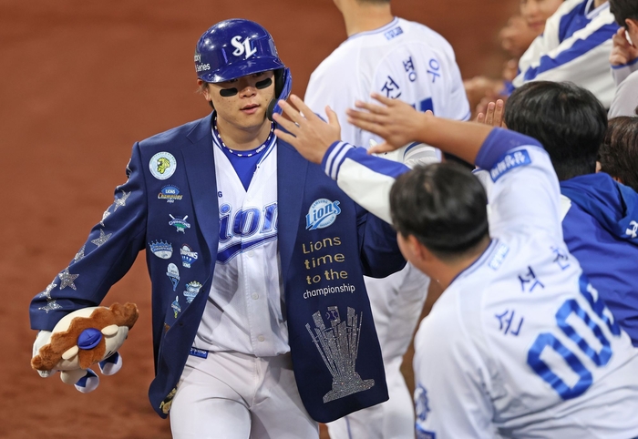 22일 대구삼성라이온즈파크에서 열린 삼성과 SSG 경기에서 시즌 3호 홈런을 기록한 박승규가 더그아웃에서 홈런 자켓을 입고 하이파이브 하고 있다.<삼성 라이온즈 제공>