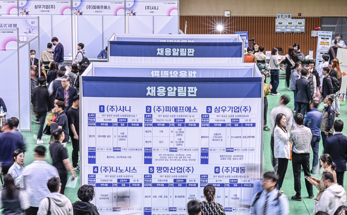 22일 대구 달성군 달성군민체육관에서 열린 2026 제1차 달성군 취업박람회에 구직자들이 몰려 기업 부스를 돌며 현장 면접과 취업 상담을 받고 있다. 달성군이 마련한 이번 박람회에는 지역 기업 30여개사가 참여했으며, 350여명 채용을 목표로 취업 컨설팅과 증명사진 촬영 등 다양한 지원 프로그램도 함께 운영됐다.
이현덕기자 lhd@yeongnam.com 