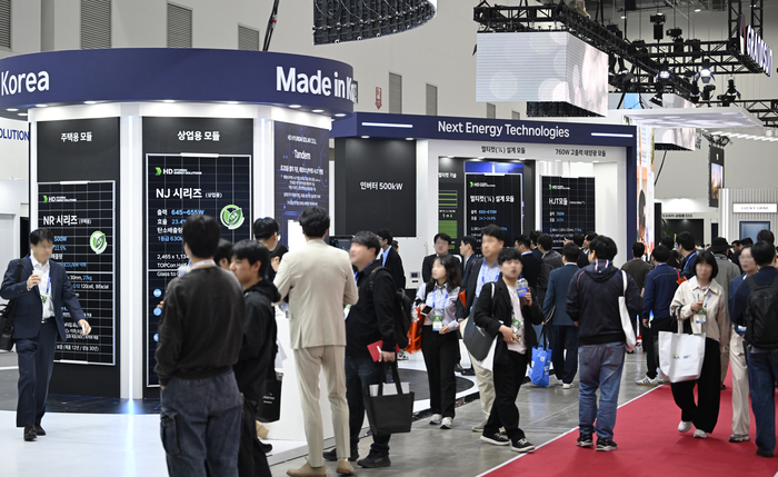 22일 대구 엑스코에서 열린 2026 국제그린에너지엑스포에서 관람객들이 현대에너지솔루션 부스에서 태양광 모듈을 살펴보고 있다. 대구시와 경상북도 주최로 열린 이번 행사는 26개국 300개사가 참여해 24일까지 참가한다.
이윤호기자 yoonhohi@yeongnam.com