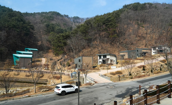 문수산 자연휴양림 내 숲속의 집과 묵상의 집 전경. 산자락을 따라 배치된 체류형 숙박시설이 자연과 조화를 이루며 휴식 공간으로 기능하고 있다. 황준오기자 joono@yeongnam.com
