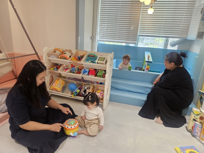 15일 경북 예천군 호명읍의 한 아파트 단지에 조성된 0세 특화반 공동육아나눔센터 내 놀이방을 아이들과 엄마가 이용하고 있다. 최미애기자 miaechoi21@yeongnam.com
