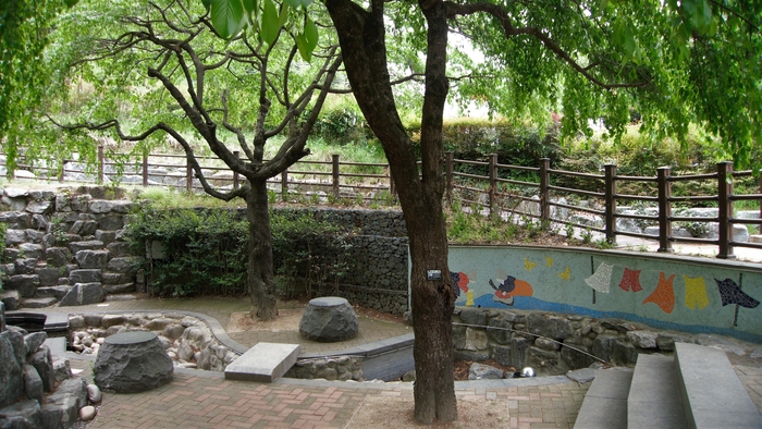 두 그루 수양벚나무가 차양과 같은 그늘을 드리운다. 펼쳐진 가지가 넓고 무성해 그 그늘 속으로 들어가야만 빨래터가 보인다. 꽃 시절에는 포토 스팟으로 난리가 난다.