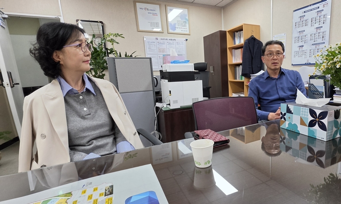 지난 22일 경북 안동시청 경제산업국장실에서 송인광 국장(오른쪽)과 안재홍 투자유치과장이 영남일보와의 인터뷰에서 안동 바이오 산단 예타 통과와 관련, 그동안의 여러 과정을 설명하고 있다. 피재윤기자