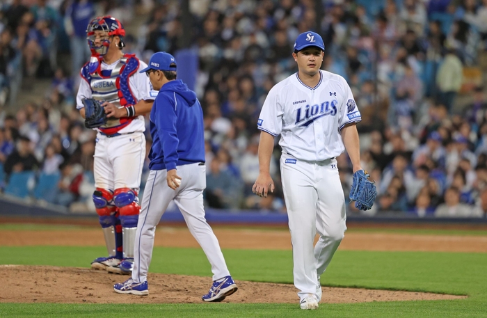 지난 21일 대구삼성라이온즈파크에서 열린 삼성과 SSG 경기에 선발로 나선 최원태가 마운드에서 내려오고 있다.<삼성 라이온즈 제공>