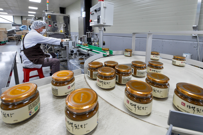 지난해 경북지역을 덮친 대규모 산불은 한국맥꾸룸의 장항아리 6개동과 공장건물 마저 태웠다. 그 탓에 2개월간 생산을 하지 못했지만 거래처와 고객이 기다려준 덕에 어려운 상황을 이겨낼 수 있었다. 사진은 한국맥꾸룸의 제품 포장라인.