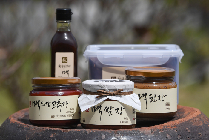 한국맥꾸룸은 2차 숙성을 시킨 맥된장을 비롯해 맥간장, 맥찹쌀고추장 등 다양한 제품을 생산 중이다.  이와 함께 전통장 담그기가 무형유산으로 지정되도록 준비하고 있다.