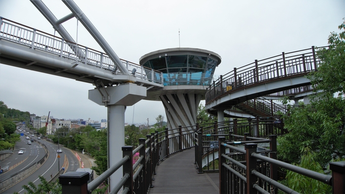 앞산 해넘이 전망대. 높이 13미터로 앞산 빨래터공원의 역사를 담아 빨래 짜는 모습을 형상화했다고 한다.