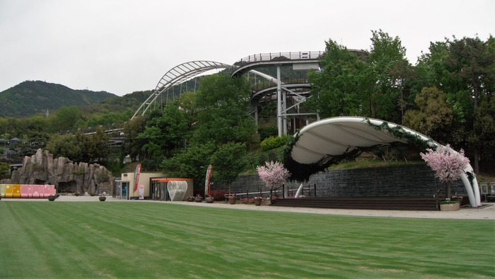 빨래터 주차장 옥상에 너른 잔디 광장과 공연장이 있다. 이곳에서 크리스마스 축제, 해넘이 축제, 각종 음악회, 패션쇼 등 남구청 주체의 다양한 행사가 열린다.