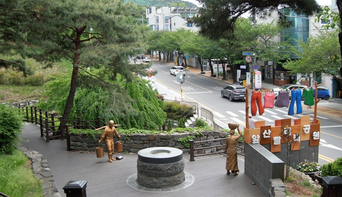 앞산 빨래터 공원. 앞산자락에서 흐르는 지하수가 모이는 골짜기로 유명한 빨래터였다. 앞산순환로가 생기면서 빨래터의 기능을 잃었고 이후 공원이 되었다.