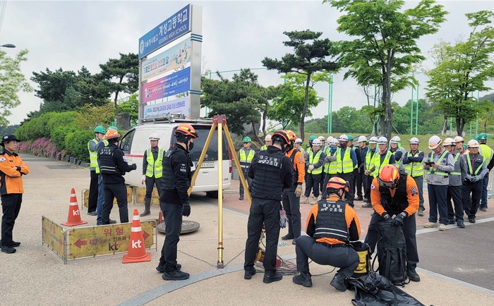 <주>선택이  22일 대구 서구 상리동 계성고 앞 도로변에서 KT netcore 서부센터 및 지역 협력사 관계자 등과 함께 밀폐공간 긴급구조훈련을 실시하고 있다. <선택 제공>