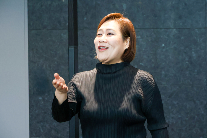 손정아 성악가는 오페라 카르멘에 대해 설명하며 나이가 들수록 카르멘이 다르게 다가온다. 기회가 된다면 또 다른 해석으로 무대에 서고 싶다고 전했다. 사진은 지난 23일 손정아 성악가가 수성아트피아 대극장 로비에서 카르멘 중 하바네라를 부르는 모습. <수성아트피아 제공>