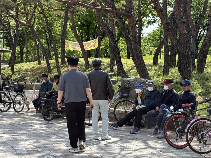 24일 오후 대구 북구 구암공원에서 북구보건소 금연 단속관들이 주민들에게 액상형 전자담배 규제 확대 내용을 안내하고 있다.구경모기자